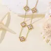 Moderna Cadena de Clavícula con Colgante de Trébol de Cuatro Hojas de la Suerte para Mujer, Versátil Cadena de Titanio Elegante con Diseño de Nicho de Lujo Ligero