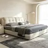 Cama tapizada suave con hebilla de rejilla cuadrada minimalista moderna color blanquecino dormitorio principal cama doble de 1.8 m minimalismo italiano base baja cama de boda