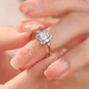 Yinyiyuan, un anillo hecho completamente de plata de ley S925, presenta un diseño único y elegante con una estética minimalista y versátil, ofreciendo un toque de lujo discreto.. Es un anillo perfecto para mujeres