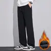 Directo del fabricante: Pantalones de forro polar para hombre, con una caída favorecedora, efecto adelgazante y un estilo casual estructurado.. Estos pantalones largos de moda, de pierna recta y corte holgado son perfectos para otoño e invierno.