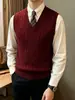 Colete Tricot Gola V Masculino Estilo Britânico Retrô Outono Inverno Cor Sólida Jovem Roupa de Baixo Cardigã de Tricô Sem Mangas