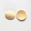 Adesivos de mamilo de pano de silicone transfronteiriços invisíveis anti-colisão adesivos de mamilo de pano escovado anti-exposição adesivos de peito finos respiráveis em forma de ameixa