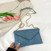 Bolsa de Ombro Feminina Texturizada Versátil 2023 Nova Tendência Simples Bolsa Envelope PU Bolsa Transversal com Corrente Bolsa Feminina Fashion