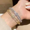 Pulseira de Flor em Zircônia Banhada a Ouro Real com Fivela Dupla Vazada, Toque de Luxo Leve de Alta Qualidade, Joia de Mão de Designer Exclusiva