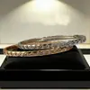 Pulsera Dorada Nueva Estilo Acolchada en Forma de V Inspirada en Chanel, Versiones Anchas y Estrechas, Incrustada con Diamantes, Venta al Por Mayor Directa de Fábrica, Fresca y Dulce, Artículo Popular Transfronterizo
