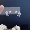 Pendientes de Aguja de Plata S925 Pendientes de Perla Florales Lujo Accesible para Mujer Sentido de Diseño de Nicho Moda Simples Elegantes Versátiles Pendientes