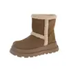 Botas de neve quentes e estilosas de sola grossa para mulheres, novo modelo versátil de inverno 2026, botas curtas de pelúcia antiderrapantes, sapatos curtos de algodão para mulheres