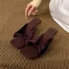 Sandalias de cuña cuadradas de terciopelo plisado Chuyuji para mujer, estilo francés vintage de lujo ligero, adecuadas para uso en exteriores, pantuflas elegantes