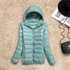 Jaqueta Leve de Penas Feminina Curta Penugem de Pato Branca Outono e Inverno 2024 Nova Slim Fit Tamanho Plus com Capuz Bolsa de Armazenamento