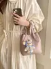 Bolso Cubo 2026 Estilo Nuevo Primavera Cesta de Verduras Bolso de Mano Estilo Coreano Nicho Patrón Lichi Bolso de Mano Bolso de Hombro Único Cruzado