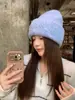 2026 Nuevo Gorro de Punto Bordado con Letras para Mujer Otoño Invierno Protección para Orejas Cálido Gorro para el Frío Hace que la Cara se Vea Más Pequeña Versátil Gorro de Lana