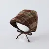 Gorro de estilo coreano para bebés y niños pequeños, sombrero moderno y versátil que cubre las orejas, nuevo sombrero retro de cuadros grandes para otoño/invierno para bebés