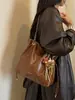 Bolsos transfronterizos de moda 2026 nuevos bolsos de hombro con cadena otoño/invierno bolsos cruzados tipo cubo de moda nicho