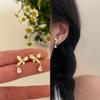 Pendientes de moda elegantes con diseño de nicho de alta gama, ligeros y distintivos, de lujo, con diseño de mariposa de circonita roja, combinables con todo.