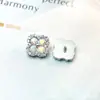 Pendientes de Aleación de Titanio F-136 de Trébol de Cuatro Hojas con Diamantes Completos Pendientes de Labio con Rosca Interna de Titanio G23 Joyería para Piercing Cabeza