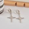 Pendientes largos con forma de estrella de cuatro hombres, modernos pendientes de cruz de diamantes Polaris para mujer, pendientes de celebración de Internet de viento frío a la moda.