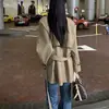 Gabardina corta clásica color caqui, entallada, con cuello para mujer, nueva colección primavera/otoño 2026, elegante prenda exterior estilo británico para figuras petite