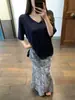 Conjunto de duas peças para mulheres: T-shirt solta de manga curta com decote em V estilo francês, modeladora, e saia de malha estampada elegante de cintura alta, novo para o verão