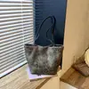 Bolsa de Mão Balde Exquisita Bolsa de Ombro Feminina de Veludo Suede Desenho Animado Retro Coreano Japonês Outono Inverno 2026 Moda Pingente
