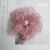 Organza de Camelia con Borde Quemado Temperamento Super Hada Flores de Tela 3D Pinza para el Cabello Flor para la Cabeza Accesorios para Ropa