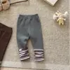 Jaqueta de Penas com Capuz Versátil Estilo Coreano para Bebê Menina 2026 Outono/Inverno Novo Casaco Leve de Penas para Bebê Desenho Animado 90 Penas de Pato Branco