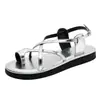 Chanclas Dedos para Mujer 2025 Verano Nuevo Estilo Hada Suela Súper Suave Suela Gruesa Planas Fondo Casual Romanas Plateadas