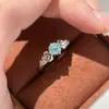 Anillo de Rosa Tridimensional Hecho a Mano con Corte de Fuego Paraiba Fresco Anillo de Camelia con Incrustaciones de Diamantes de Lujo Versátil para Mujer