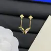 Pendientes de Marca de Lujo Europea y Americana Transfronterizos Nueva Versión de Gama Alta con Letras del Logo, Pendientes de Rombo con Forma de Trébol de Cuatro Hojas para Mujer Venta al por Mayor