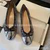 Versão de Luxo dos Sapatilhas de Ballet com Laço Xiaoxiangfeng para Mulheres, Novo Estilo 2025, Mocassins Planos Slip-On Color-Blocking