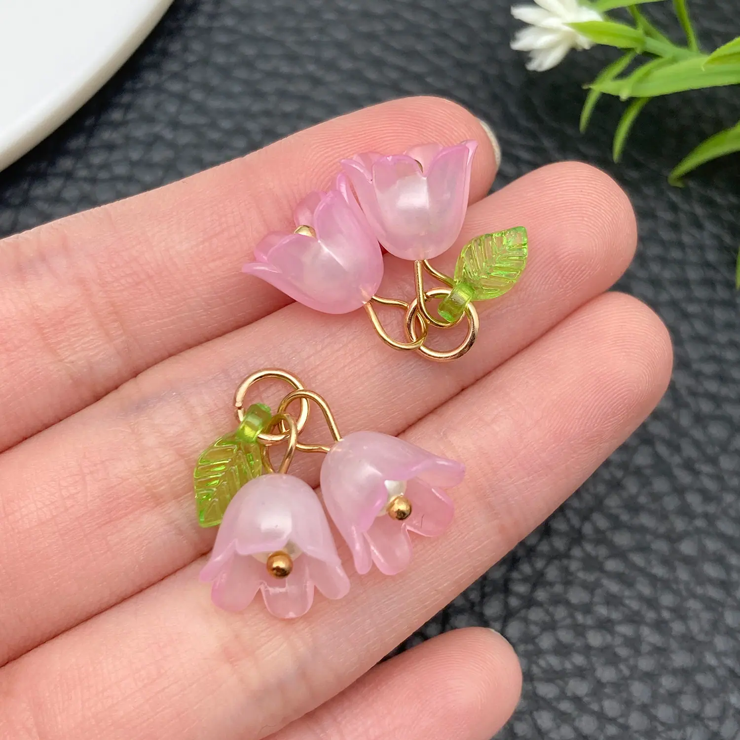 23264-成品-透明粉色亚克力绿叶双个铃兰花22x20mm