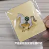 Broche Zodiaco 2026 Año del Caballo Patrón Rojo Cristalino Pin de Riqueza Instantánea Accesorio de Solapa de Traje Versátil de Moda