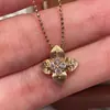 Collar de Trébol de Cuatro Hojas Cepillado Estilo Lujo Ligero para Mujer, Pequeño y Moderno, Artesanía de Pétalos Cepillados, Colgante Animado, Cadena para Clavícula