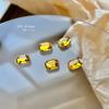Joyería para uñas de color amarillo dorado súper llamativo, diamante elfo amarillo, base puntiaguda, diamante de forma especial, taladro para uñas de ángulo recto con forma de corazón torcido de Maillard, venta al por mayor
