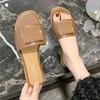 Pantuflas planas casuales y cómodas de una línea para uso exterior 2025 Verano Nuevo estilo coreano Puntera cuadrada con falda Estilo caliente Dopamina