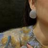 Aretes de cuentas de bola hueca estilo Zhang Yueer para mujer, aguja de plata 925, lujo ligero de alta gama, personalidad, aretes exagerados