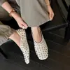 Zapatos cómodos de moda de nicho con suela blanda y tachuelas, nuevos estilos de verano 2026, zapatos planos de cuero sin cordones de punta cuadrada