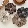 Serie de Color Café a Rayas Retro de Principios de Otoño Goma para el Pelo de Intestino Delgado Simple Sensación de Alta Gama Flor para el Pelo de Moño Bajo de Niña Accesorios para el Cabello