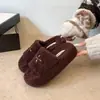 Chinelos fofos femininos para uso externo no outono e inverno, modernos e estilosos, versáteis para uso interno em casa, com sola grossa, antiderrapantes, chinelos de algodão de uma tira