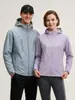 Chaqueta softshell para pareja de exterior, chaqueta de montaña y viaje cortavientos y resistente al desgaste para hombre, chaqueta con capucha de color liso para mujer, compra al por mayor con logotipo personalizado