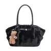Bolso tote de peluche estilo coreano 2026 para mujer, con un adorable charm de oso, adecuado para otoño e invierno, y diseñado como bolso de hombro o de axila con gran capacidad.