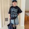 Camiseta de Manga Curta para Meninos Top Infantil Algodão Roupa de Verão 2025 Novo Letra Estampada Shorts Jeans Conjunto de Duas Peças Moderno