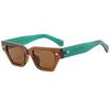 Nuevas gafas de sol de moda retro con montura pequeña y cuadrada, con decoración distintiva de remaches, gafas de sol lisas para sesión de fotos callejeras.