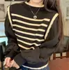 Suéter Tejido a Rayas con Costuras de Gasa Falso Dos Piezas para Mujer Diseño de Otoño e Invierno Camisa Base Interior Top de Manga Abullonada