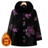 Chaqueta de algodón acolchada de invierno para mujeres de mediana edad y mayores, con forro de felpa para abrigar, un diseño holgado y elegante, y un cuello de piel sintética