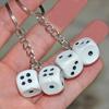Llavero con colgante de dados de mahjong de resina creativo, bonito colgante para mochila escolar, tienda de 2 yuanes, joyería de dados al por mayor