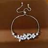 Pulsera extensible de flor de circonita, sensación de lujo ligero de nicho de alta gama, versátil para el uso diario, accesorio de mano elegante al por mayor