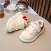 Sapatos de Caminhada para Bebê Primavera/Verão 2026 Desenho Animado Sola Macia Sapatos Brancos para Meninos e Meninas, Tênis Esportivos para Bebês e Crianças Pequenas, Tênis Versáteis