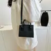 Bolso de mensajero simple bolso cuadrado pequeño bolso de mano de moda popular este año Bolso de hombro casual estilo western nuevo Invierno 2023