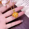Colar com Pingente Coração Nuvem Estilo Antigo Banhado a Ouro para Mulheres 2025 Moda Luxo Leve Alta Qualidade Corrente de Clavícula Coração Pêssego Que Não Desbota Facilmente
