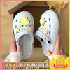 Sapatos de Algodão Femininos com Design Perfurado em EVA, Tendência Desenho Animado Fofo Sola Grossa Feminino Quente 2025 Novos Chinelos de Algodão de Inverno